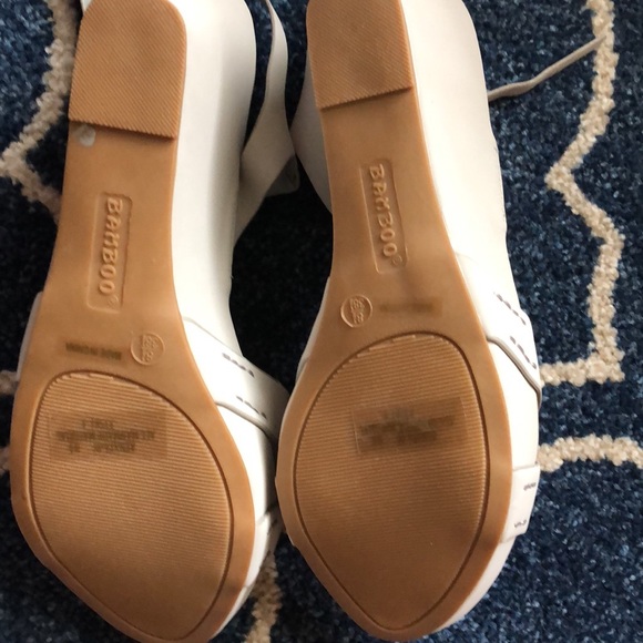 Bamboo 3.5” Wedge heel sandal, light grey man made material with crisscross toe - Picture 3 of 4